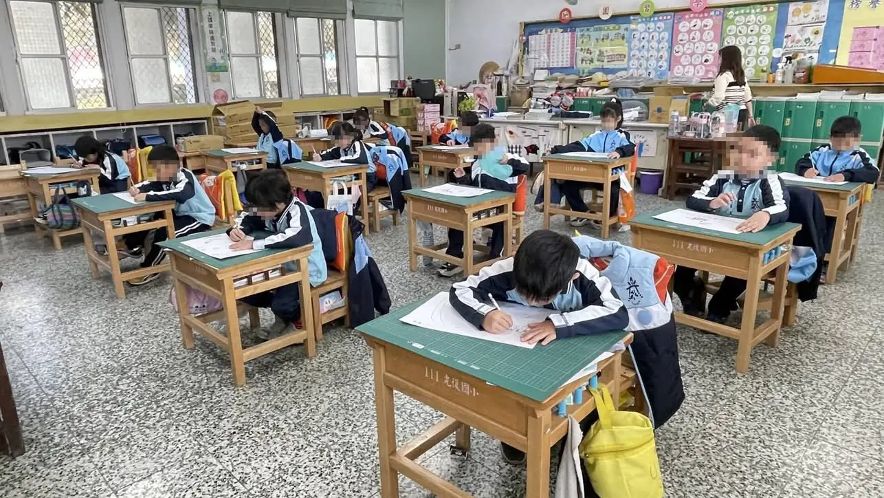 花蓮太平洋燈會邀學童與民眾共筆畫馬》「騎」蹟躍上燈飾 闔家發揮創意 讓馬的狂想化為在「呼吸」的光 花蓮太平洋燈會邀學童與民眾共筆畫馬》「騎」蹟躍上燈飾 闔家發揮創意 讓馬的狂想化為在「呼吸」的光