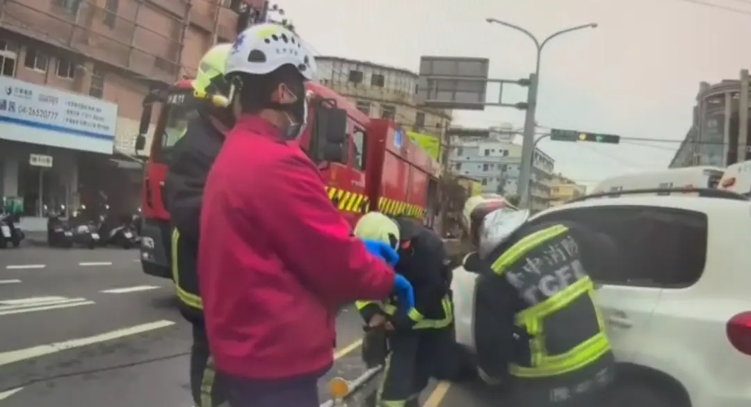 男駕車找友人途中身體不適暈厥自撞 清水警與救護人員到場破窗搶救一命 2 8e52d17457b1a52