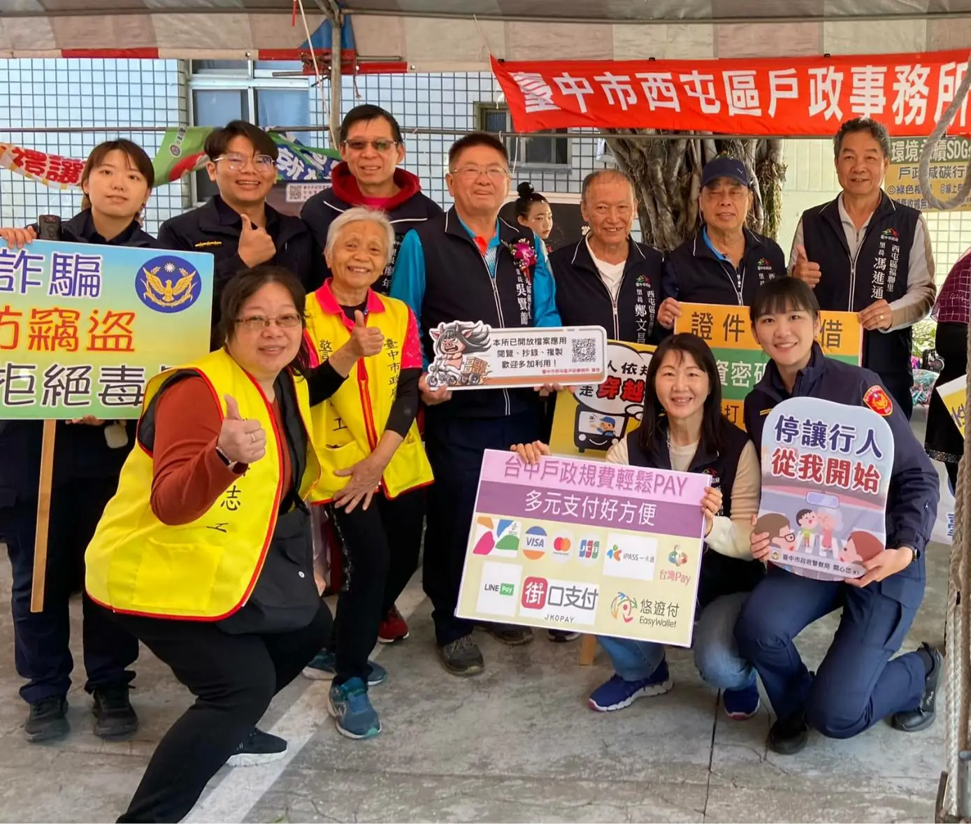 花海變身宣導場!西屯警創意出招 民眾直呼有拿又有保庇 花海變身宣導場!西屯警創意出招 民眾直呼有拿又有保庇