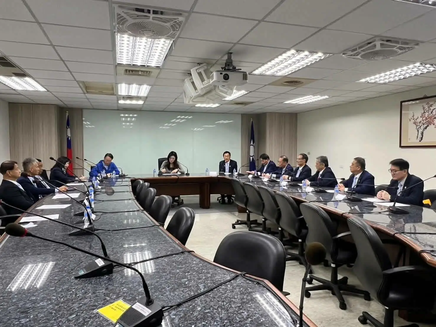 房仲全聯會王瑞祺理事長拜會鄭麗文 提七大住宅與不動產政策建言 3 9b91f73db0ed75c