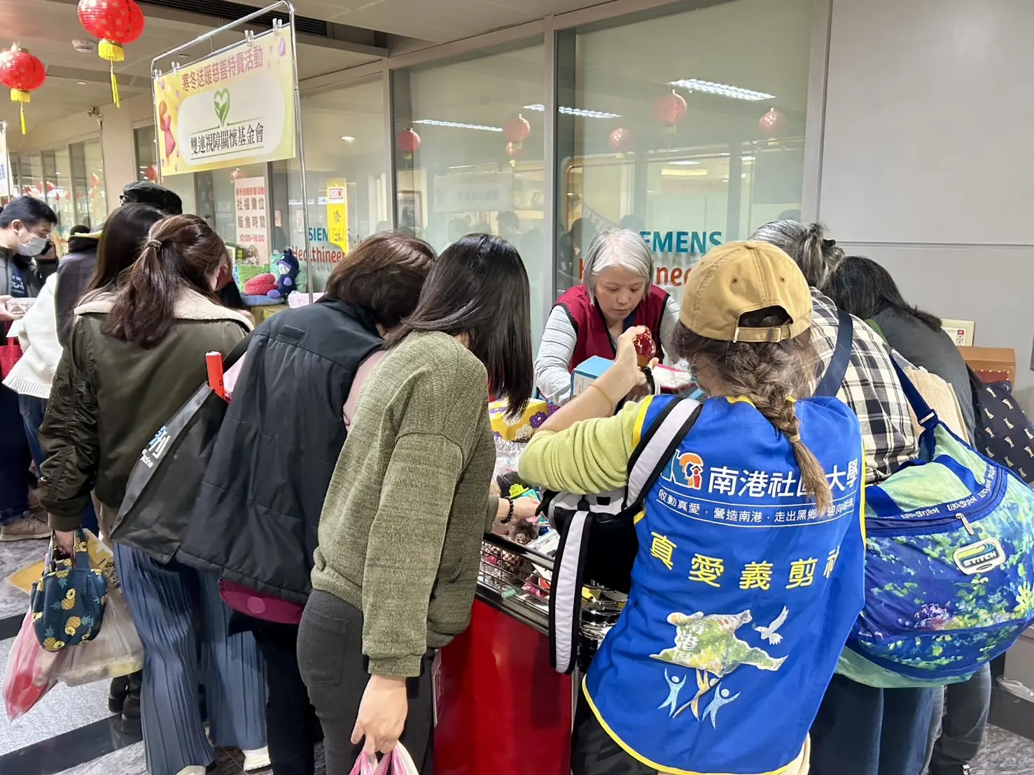 支持公益消費!南軟二期慈善特賣會 讓愛心循環陪伴弱勢過寒冬 3 a7758b909d4514c