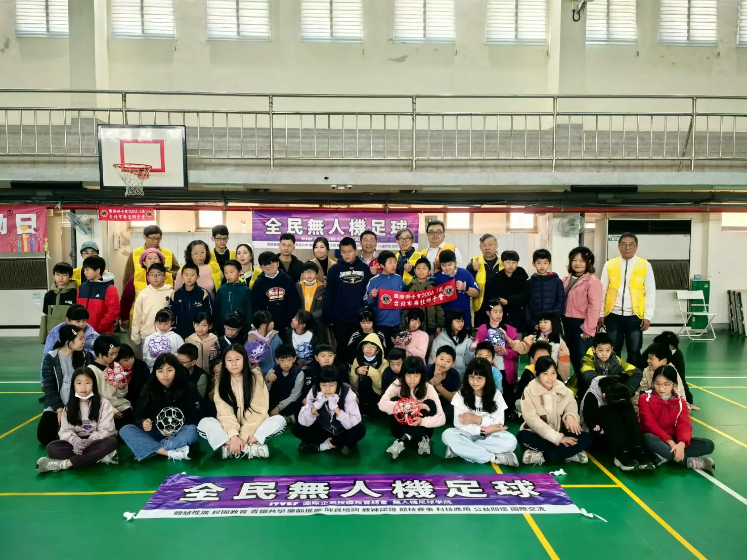 全民無人機足球青銀體驗落地　金門中正國小首度飛行體驗