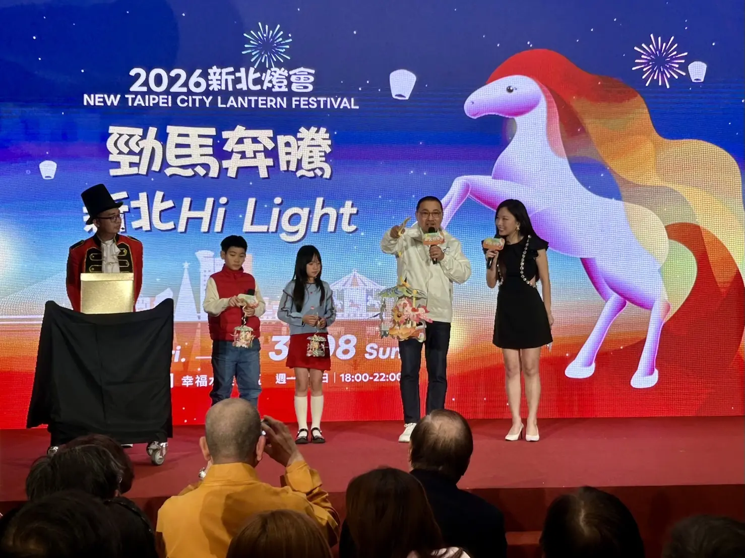 新北燈會15米紅寶馬主燈亮相 人氣療癒 IP 線條小狗萌翻大都會公園 1 bb440e82ad6d5a0