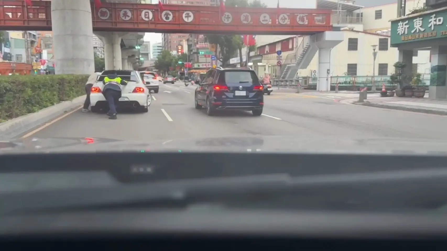 行車突發狀況 警力護航排除故障車安全回家 2 d8020de510ef189