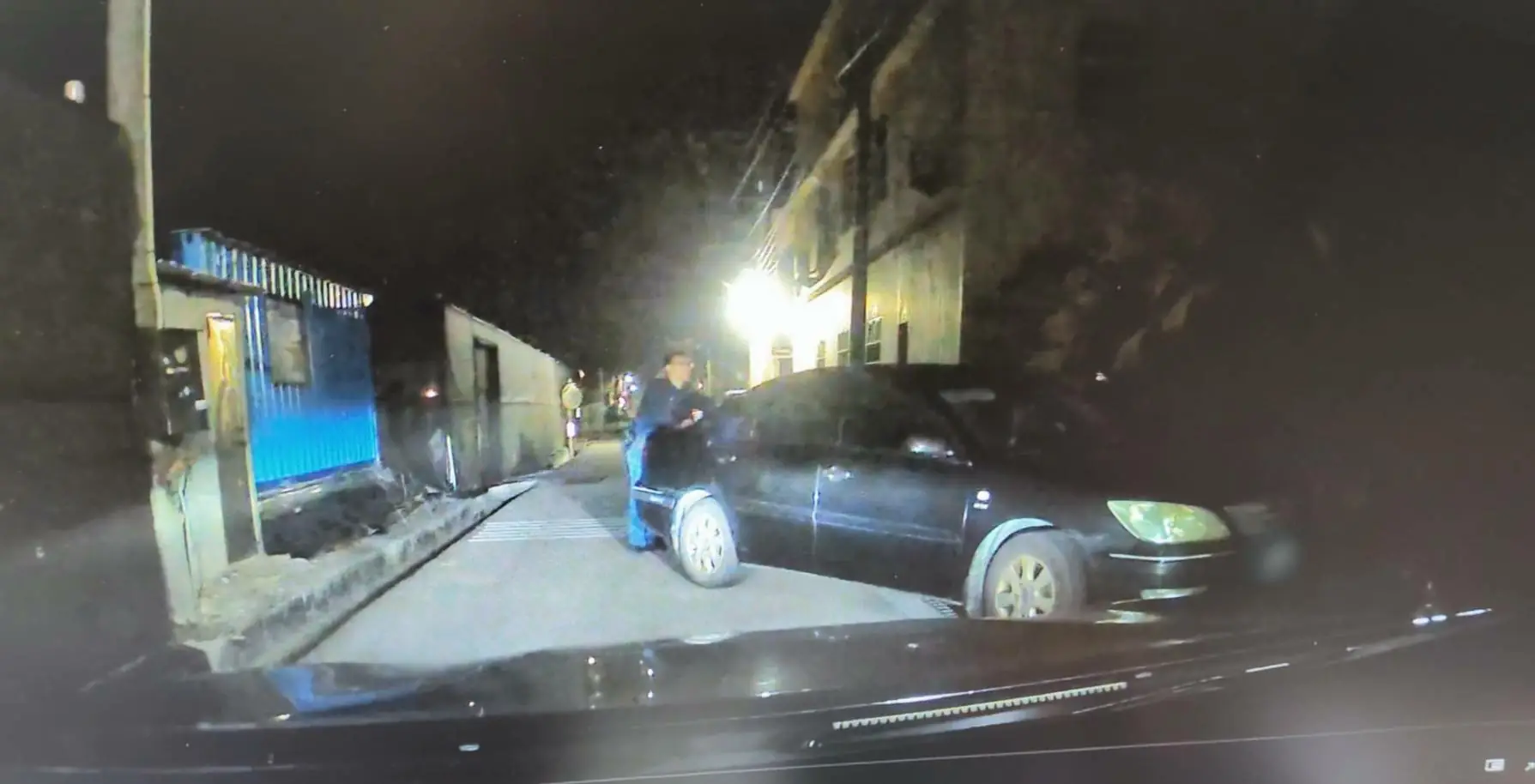 距家僅500公尺！老車深夜拋錨路中　烏日警寒風推車助解圍