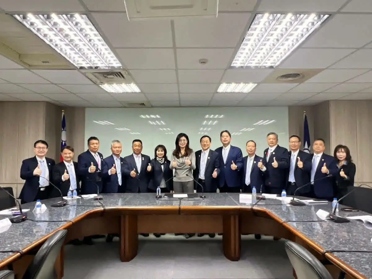 房仲全聯會王瑞祺理事長拜會鄭麗文 提七大住宅與不動產政策建言 2 de6956dcbb5bbcb 1