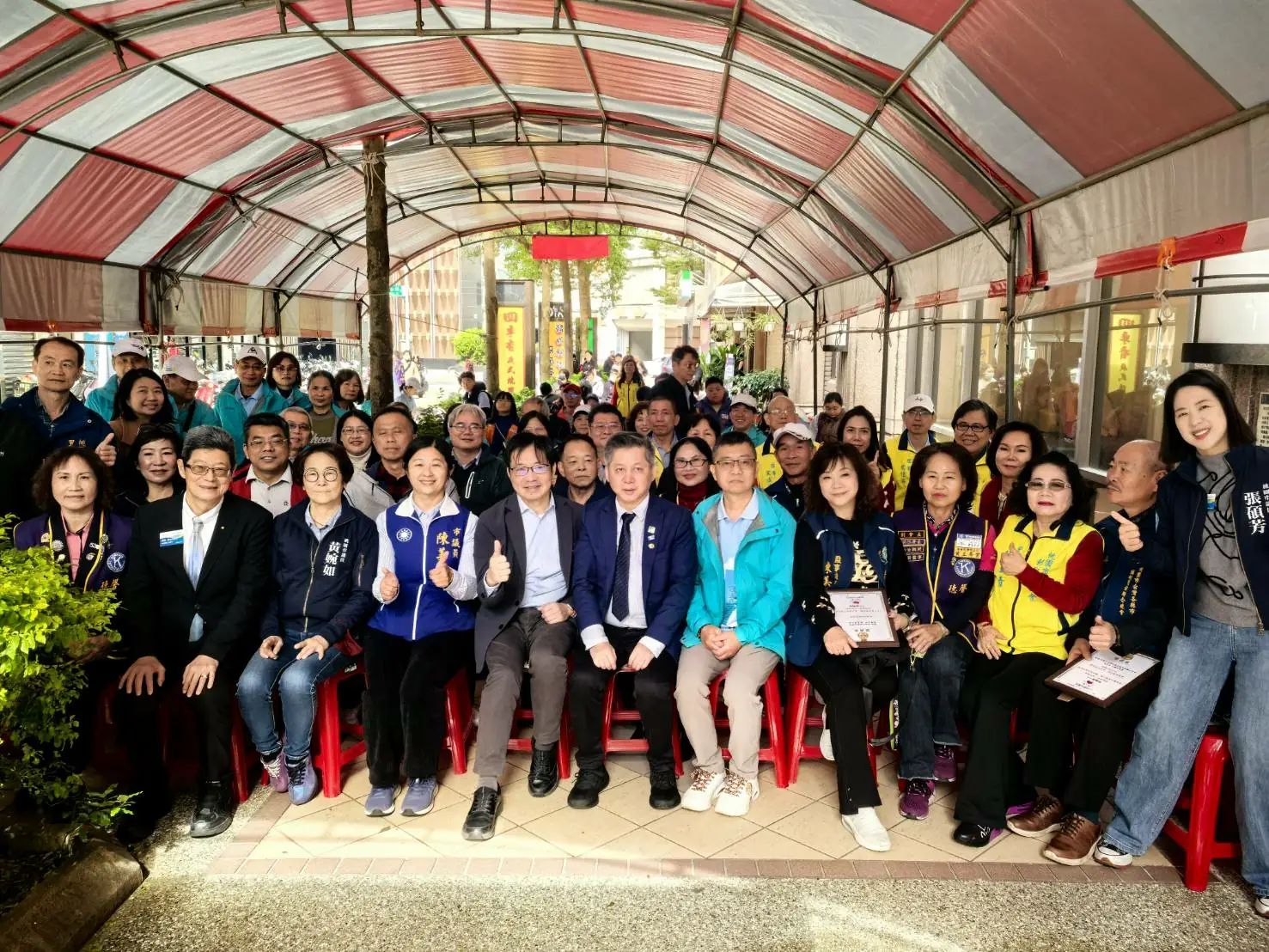 普賢物資銀行擴大關懷　捐助15校720名弱勢學子