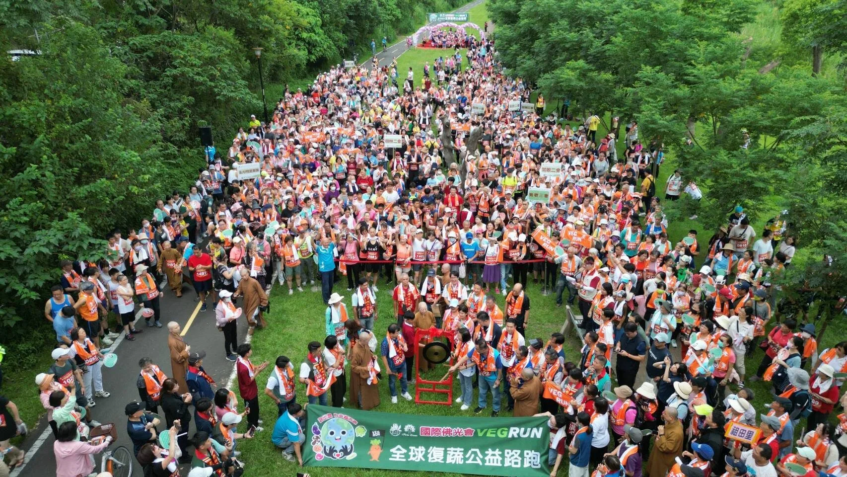 金光明寺VEGRUN全球復蔬公益路跑　捐贈700包白米助弱勢家庭