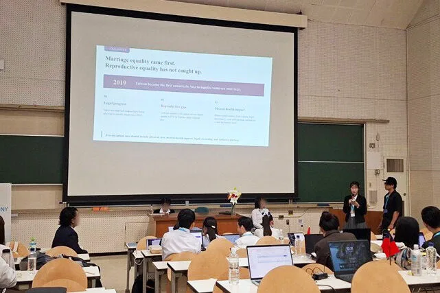 中國醫藥大學公衛系趙芷恩同學代表臺灣隊,於模擬聯合國討論以多元家庭角度探討「孕前健康(Preconception Care)」議題,提出孕前照護應整合生理、心理、法律與社會支持。