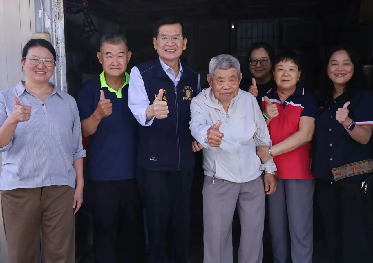 新城鄉長何禮臺親訪104歲人瑞杜前雨 致贈敬老禮金關懷長者健康